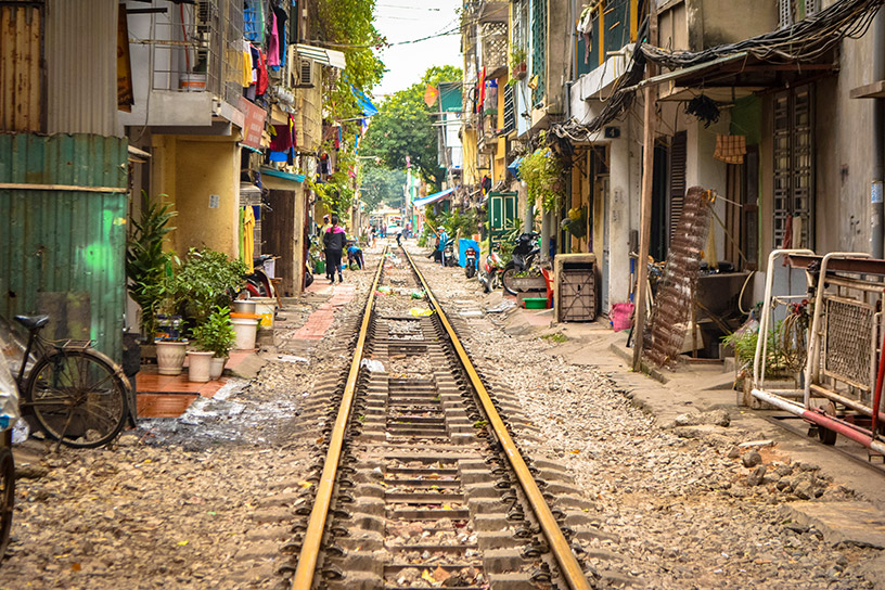 train tracks in hanoi